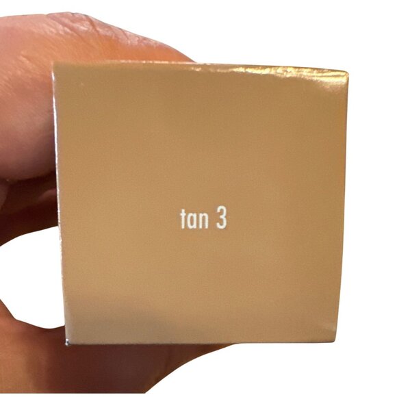 Stila Hide & Chic Fluid Foundation Tan 3 Shade 30ml - Picture 3 of 4